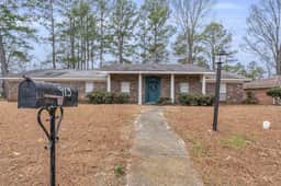 913 Camphouse | Cozy MSU Home w/ screened Patio