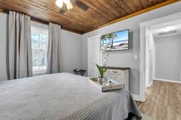 Mins from Campus | Cozy | King Bed