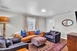 Canary Cottage, 3BR Near MSU, Patio and yard!