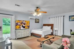 Hummingbird Loft - Studio with Queen Bed