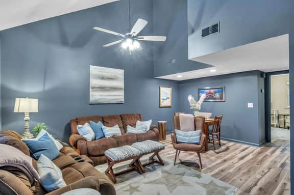 Angel’s Crossing, Walk to Campus, Pet Friendly!