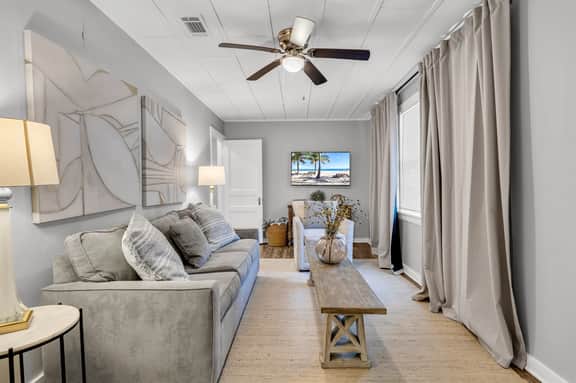 Mins from Campus | Cozy | King Bed