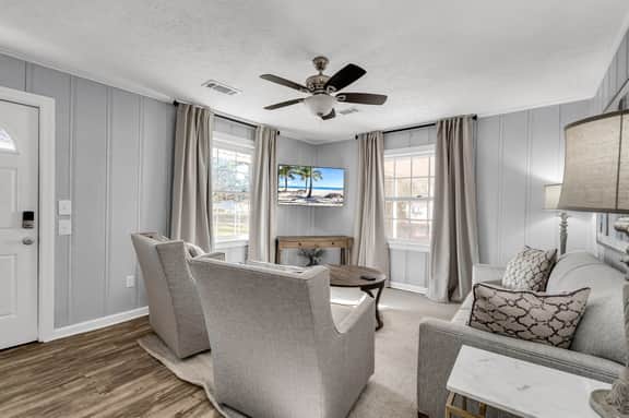 Mins from Campus | Cozy | King Bed