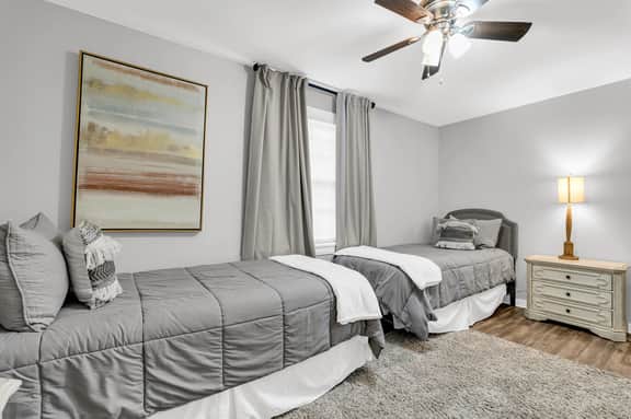 Mins from Campus | Cozy | King Bed