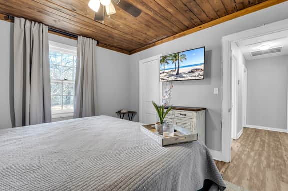 Mins from Campus | Cozy | King Bed