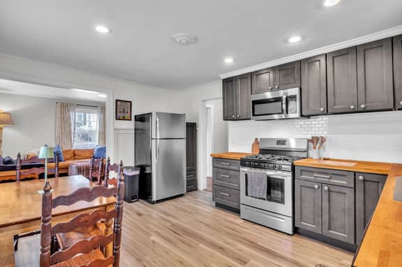 Canary Cottage, 3BR Near MSU, Patio and yard!