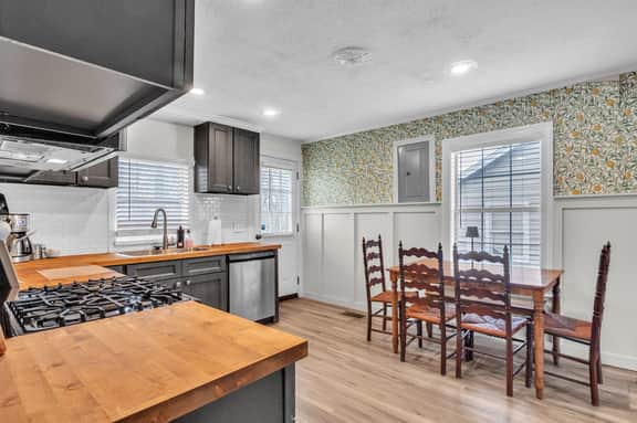 Canary Cottage, 3BR Near MSU, Patio and yard!