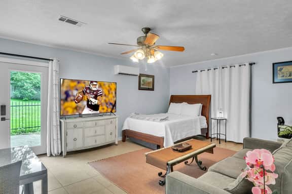 Hummingbird Loft - Studio with Queen Bed