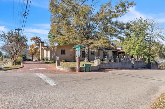 Mr. B’s Home, Pool Table, 1 Mi to Old Waverly