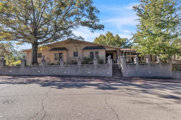 Mr. B’s Home, Pool Table, 1 Mi to Old Waverly
