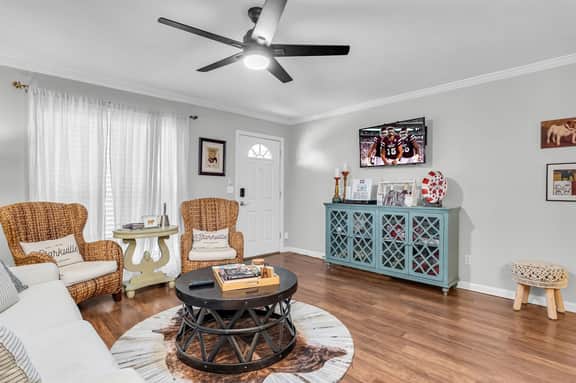 Cowbell Country Condo| Cozy | Great Location