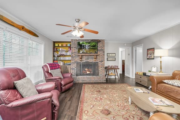 913 Camphouse | Cozy MSU Home w/ screened Patio