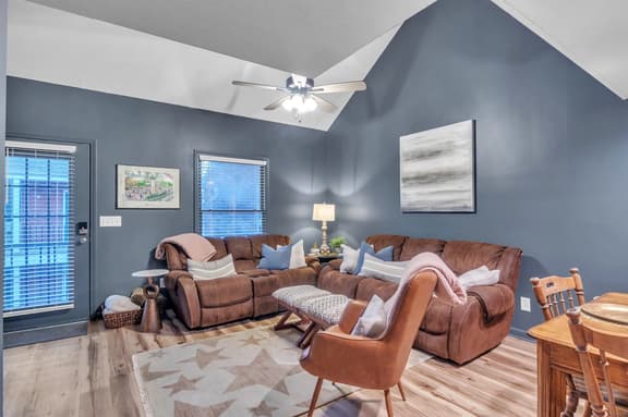 Angel’s Crossing, Walk to Campus, Pet Friendly!