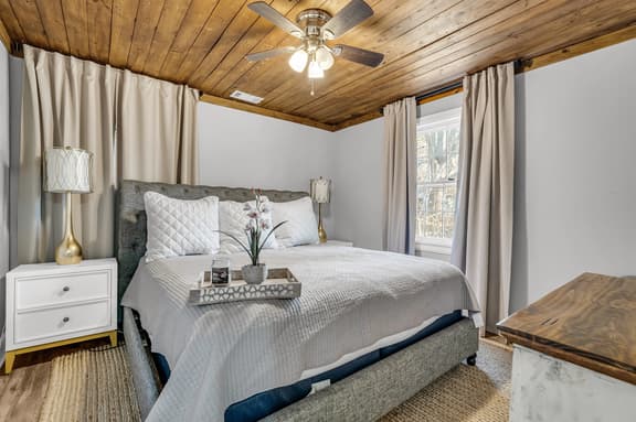 Mins from Campus | Cozy | King Bed