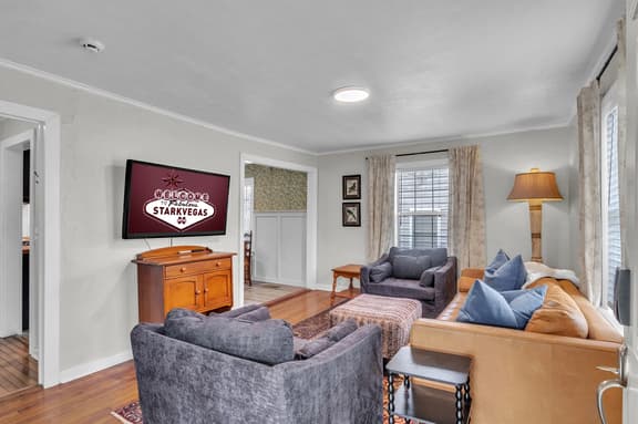 Canary Cottage, 3BR Near MSU, Patio and yard!