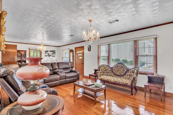 Cushman Ct, 2BR, Walk to dining / shopping