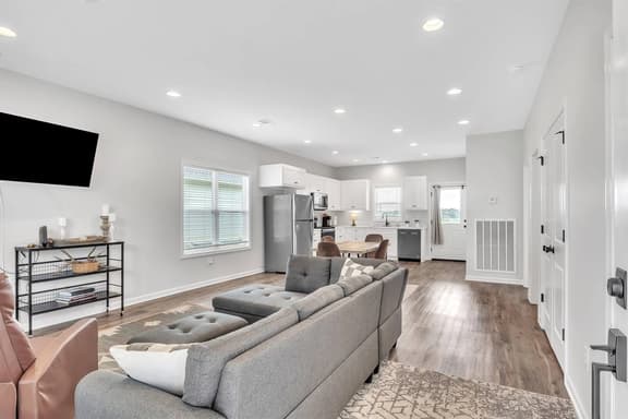 Green Light Cottage, 2BR, patio w/ grill