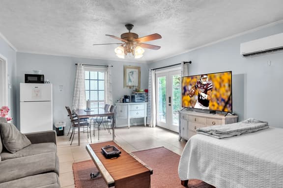 Hummingbird Loft - Studio with Queen Bed