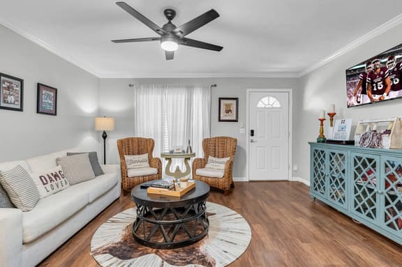 Cowbell Country Condo| Cozy | Great Location